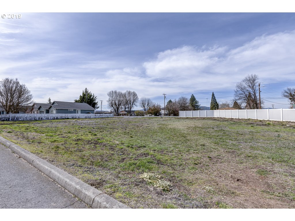 4520 Hamrick Road Central Point, OR 97502 - Photo 2 of 8 a view of a field and an ocean in the background