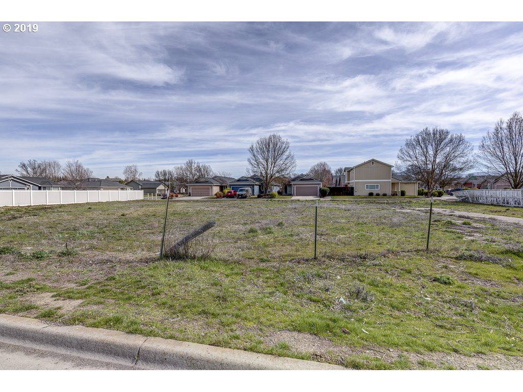 4520 Hamrick Road Central Point, OR 97502 - Photo 4 of 8 a view of a field