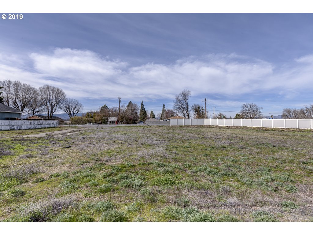 4520 Hamrick Road Central Point, OR 97502 - Photo 7 of 8 a view of houses with open space and mountain view in back
