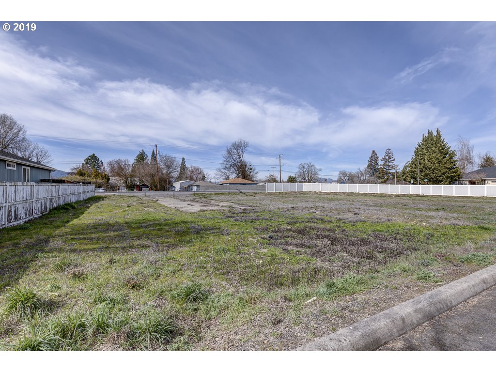4520 Hamrick Road Central Point, OR 97502 - Photo 8 of 8 a view of a big yard with a house