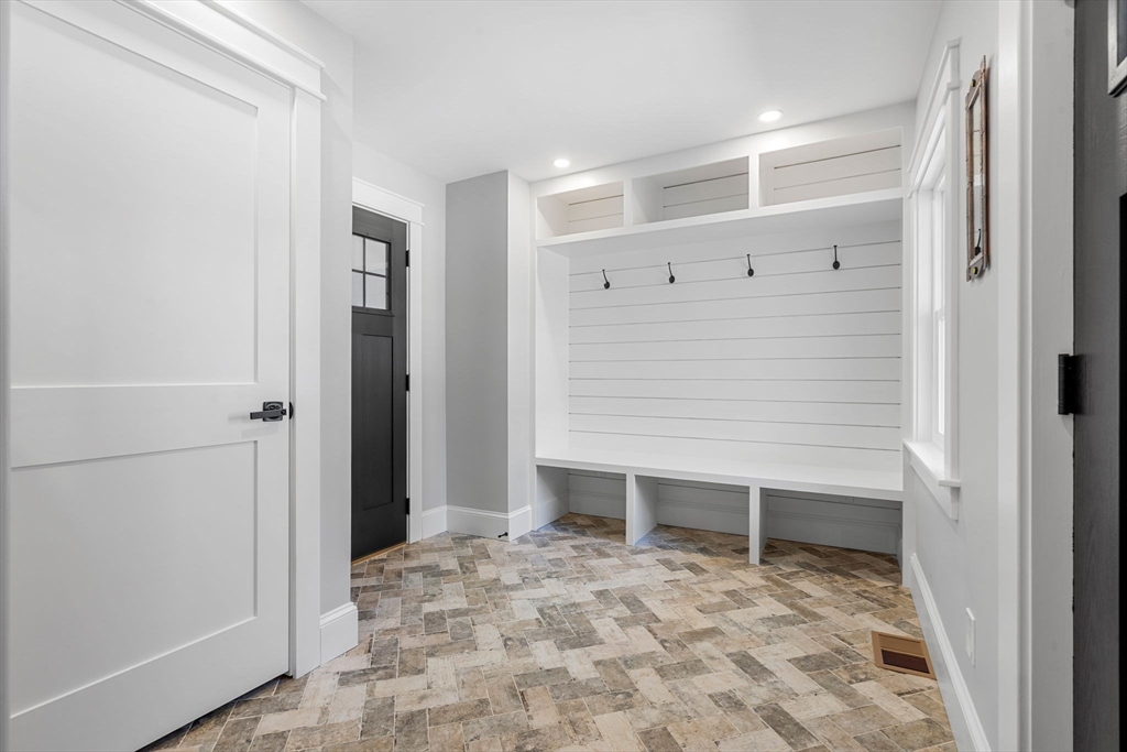 182 High Road Newbury, MA 01951 - Photo 13 of 42 a view of an empty room