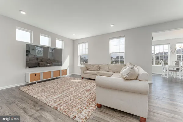 a view of livingroom with furniture