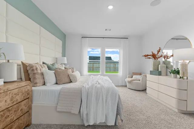 a bed room with bed and windows