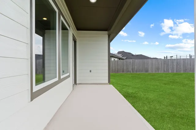 a view of a back yard