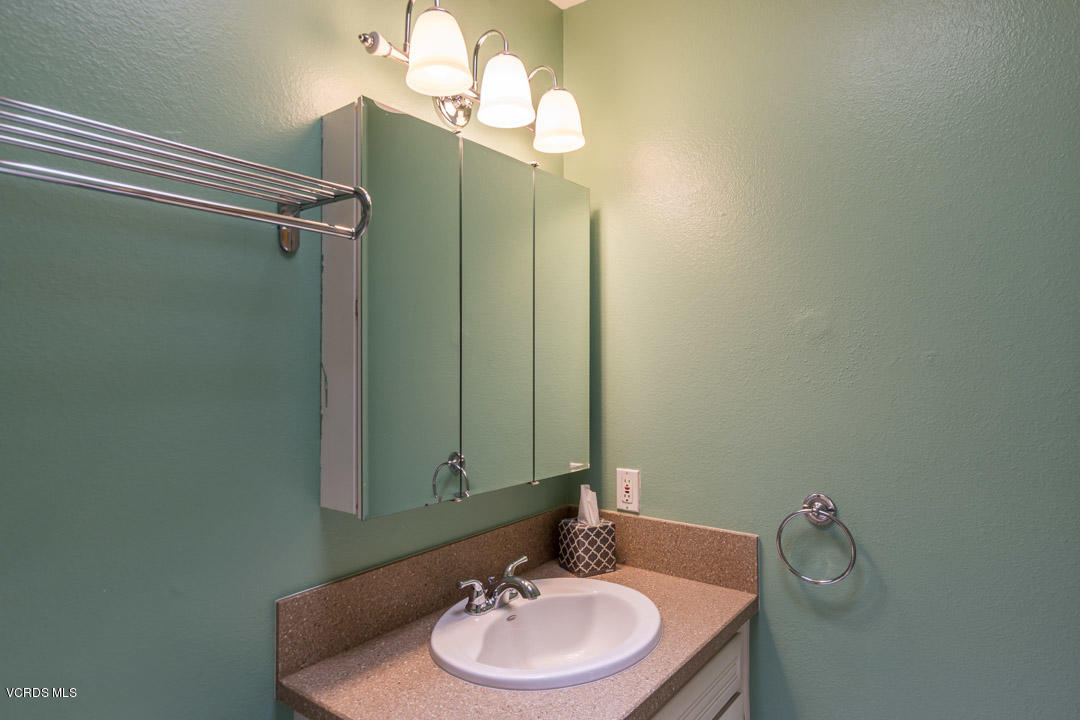5168 Creekside Road Camarillo, CA 93012 - Photo 20 of 24 Hall bathroom