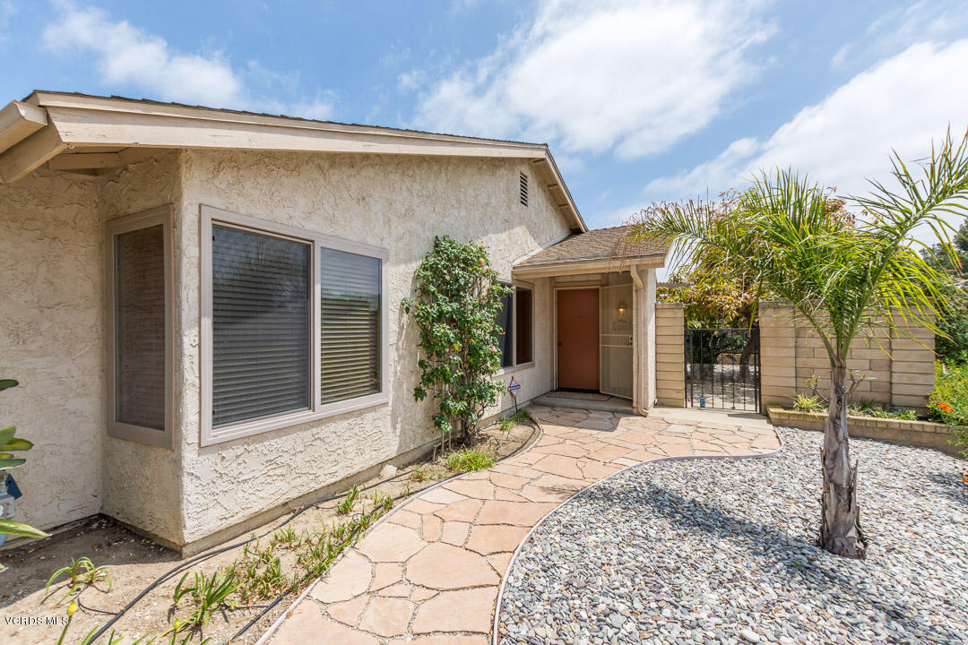5168 Creekside Road Camarillo, CA 93012 - Photo 4 of 24 Front walkway
