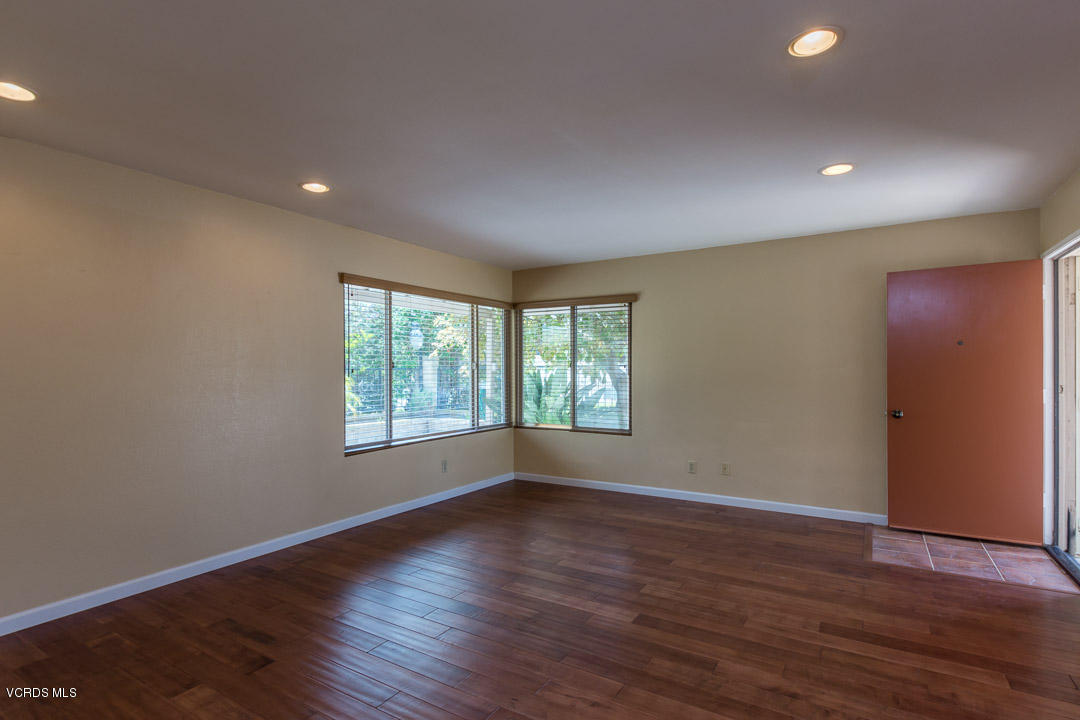 5168 Creekside Road Camarillo, CA 93012 - Photo 7 of 24 Living room
