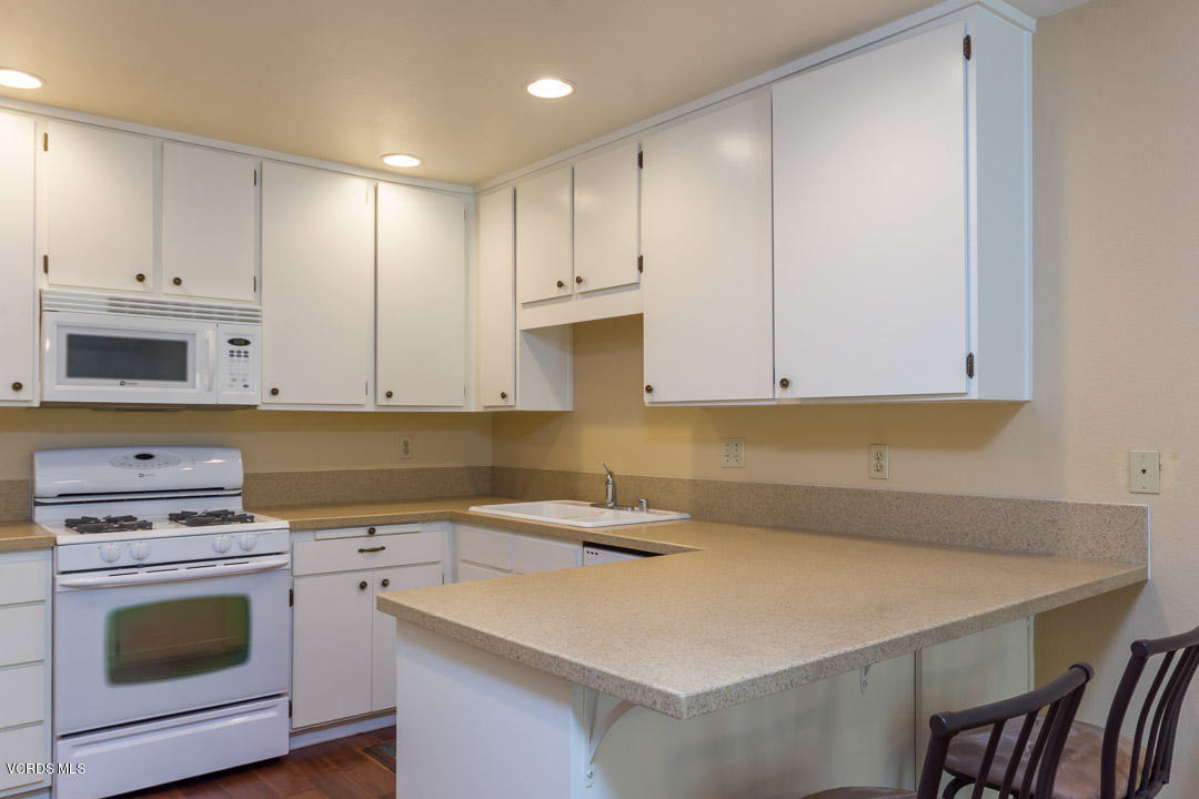 5168 Creekside Road Camarillo, CA 93012 - Photo 10 of 24 Kitchen