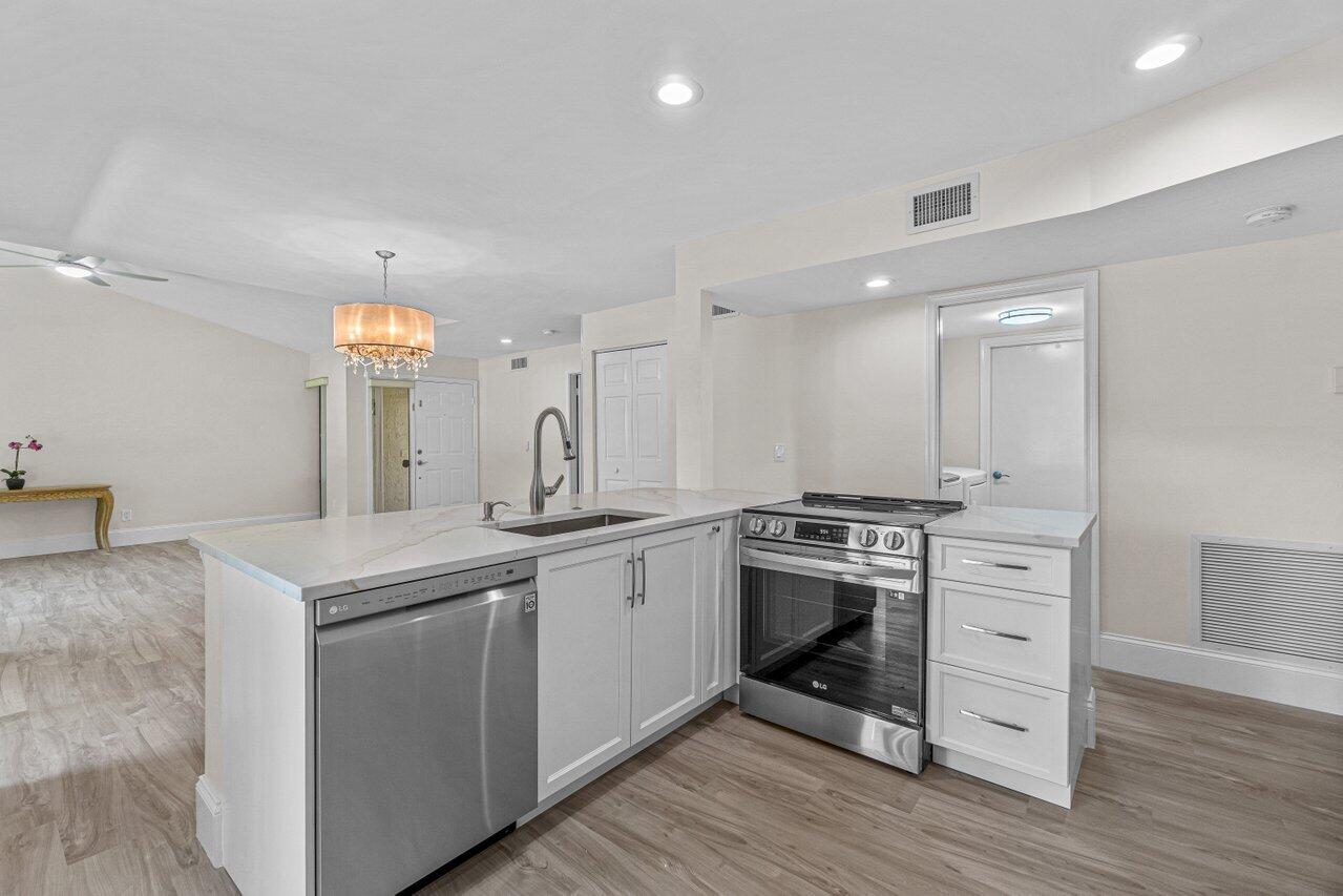 5560 Coach House Circle, Unit B Boca Raton, FL 33486 - Photo 10 of 30 OPEN CONCEPT KITCHEN