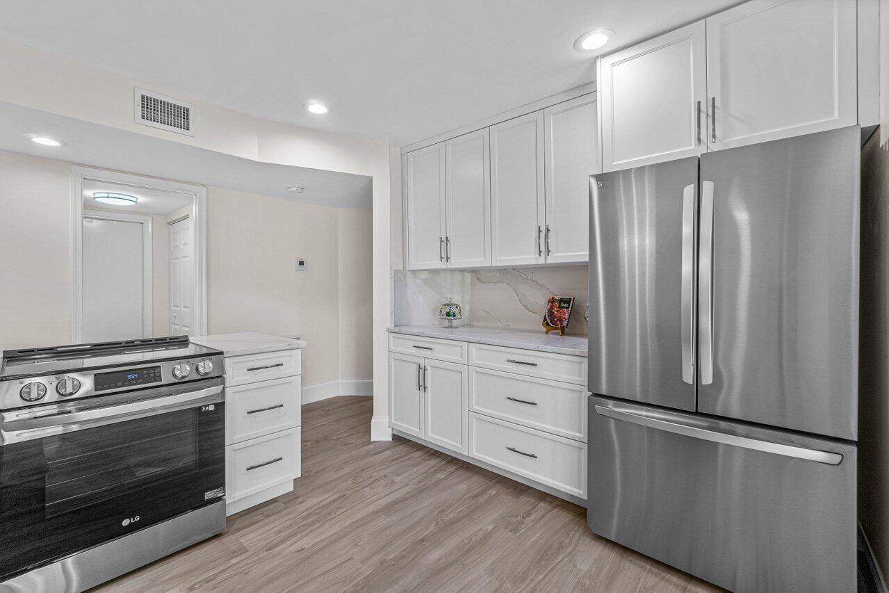 5560 Coach House Circle, Unit B Boca Raton, FL 33486 - Photo 11 of 30 NEW STAINLESS APPLIANCES