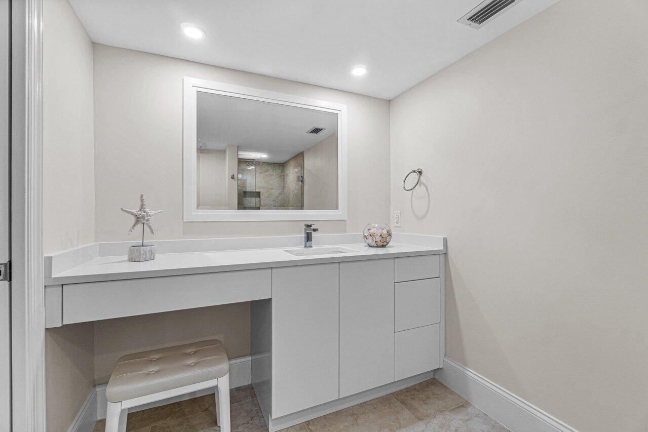 5560 Coach House Circle, Unit B Boca Raton, FL 33486 - Photo 23 of 30 BEAUTIFUL UPDATED GUEST BATH