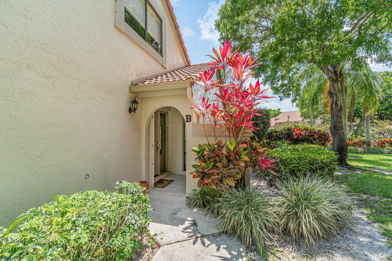 5560 Coach House Circle, Unit B Boca Raton, FL 33486 - Photo 4 of 30 PRIVATE ENTRY