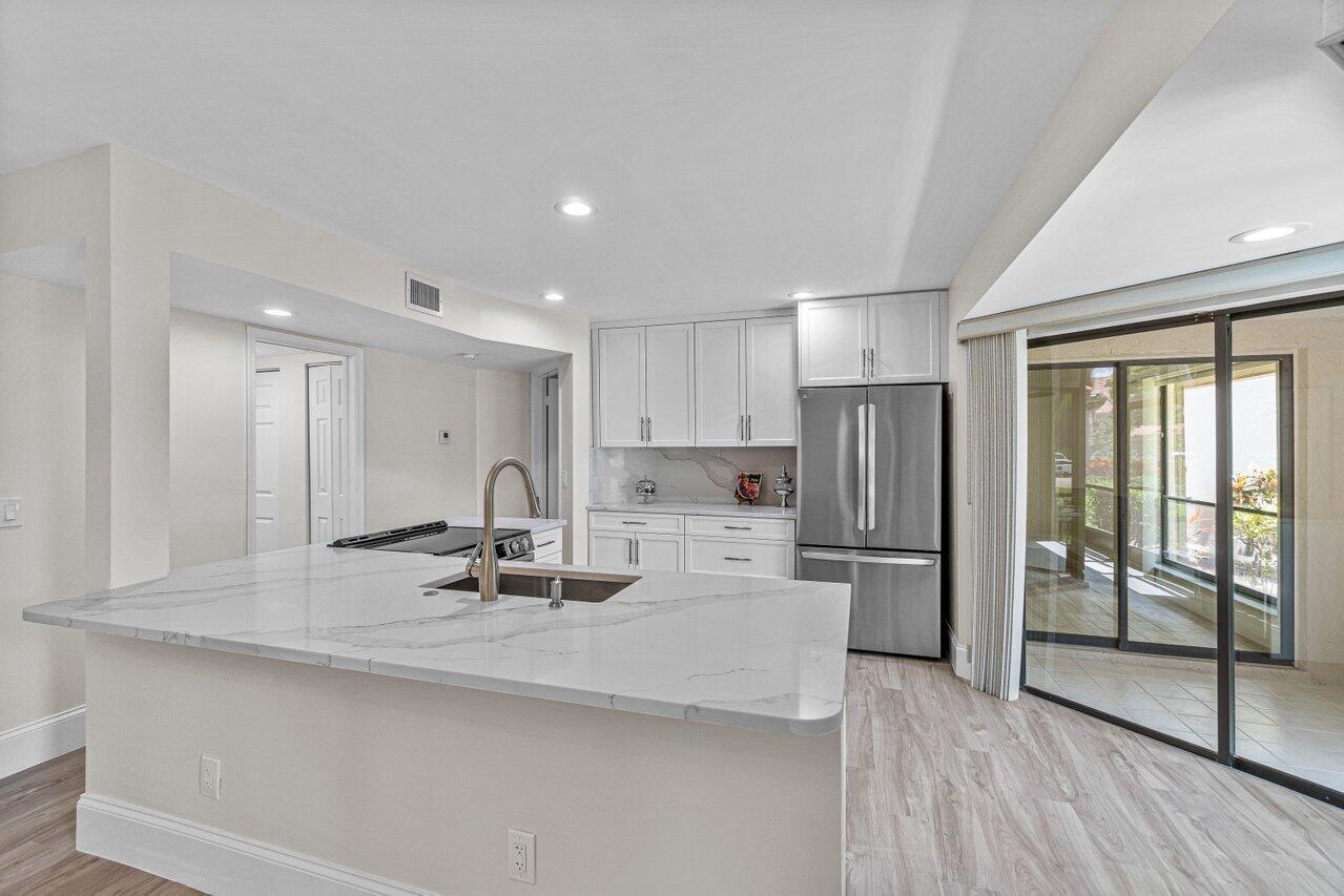 5560 Coach House Circle, Unit B Boca Raton, FL 33486 - Photo 8 of 30 GORGEOUS WHITE KITCHEN