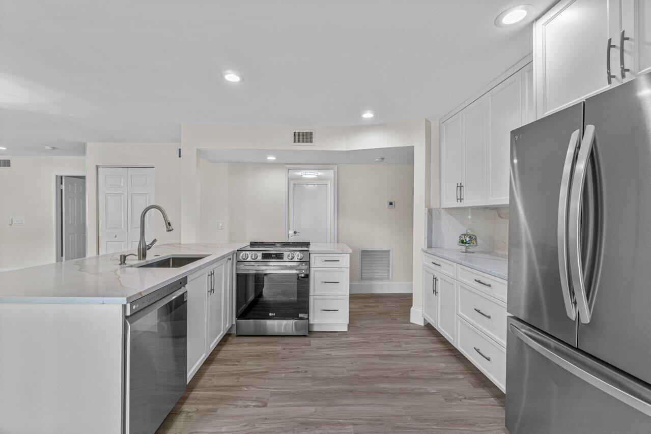 5560 Coach House Circle, Unit B Boca Raton, FL 33486 - Photo 9 of 30 CUSTOM KITCHEN - QUARTZ COUNERTOPS