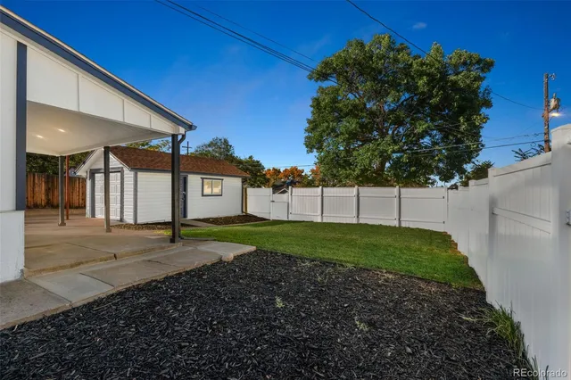 a view of a back yard