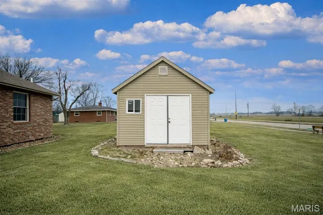 $390,000 | 5 North Porte Drive, Highland, IL 62249