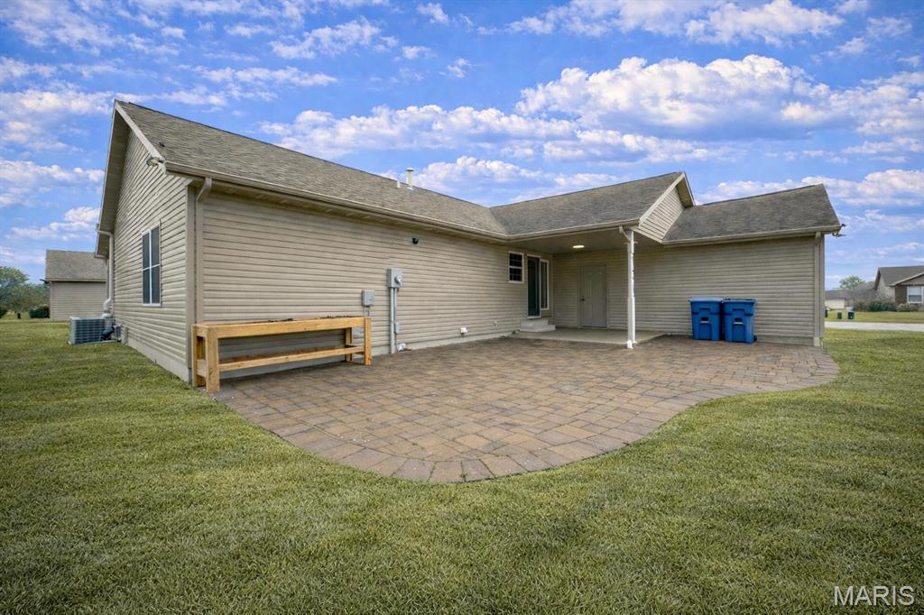 5 North Porte Drive Highland, IL 62249 - Photo 4 of 38