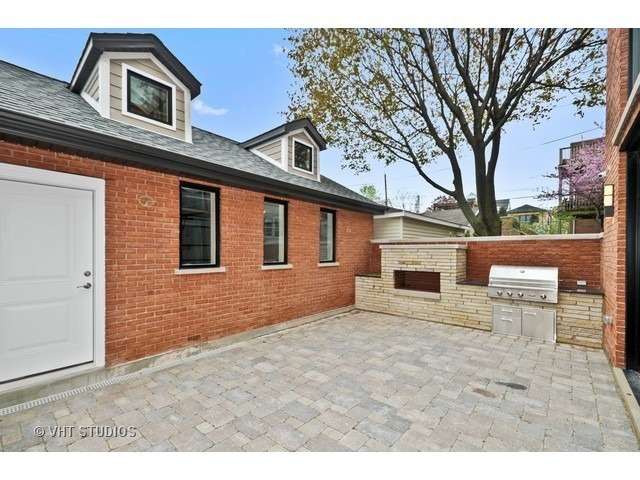 1324 West Melrose Street Chicago, IL 60657 - Photo 19 of 20 a backyard of a house with seating space
