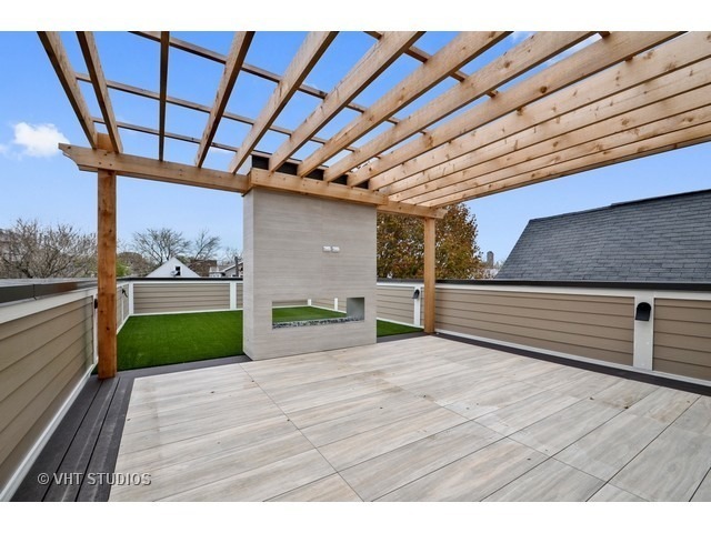 1324 West Melrose Street Chicago, IL 60657 - Photo 20 of 20 a view of an empty room with a window