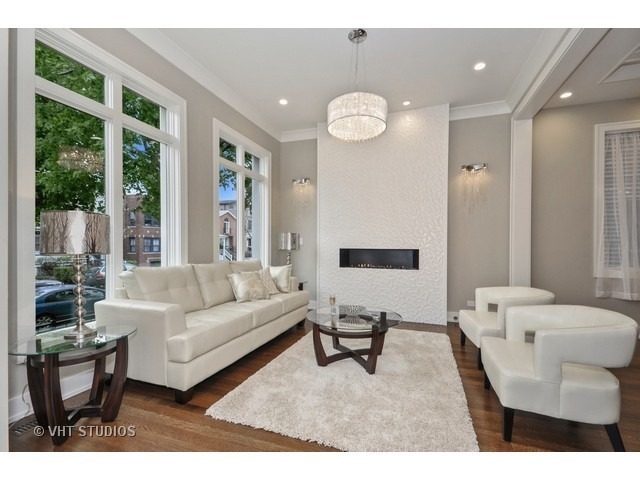 1324 West Melrose Street Chicago, IL 60657 - Photo 2 of 20 a living room with furniture