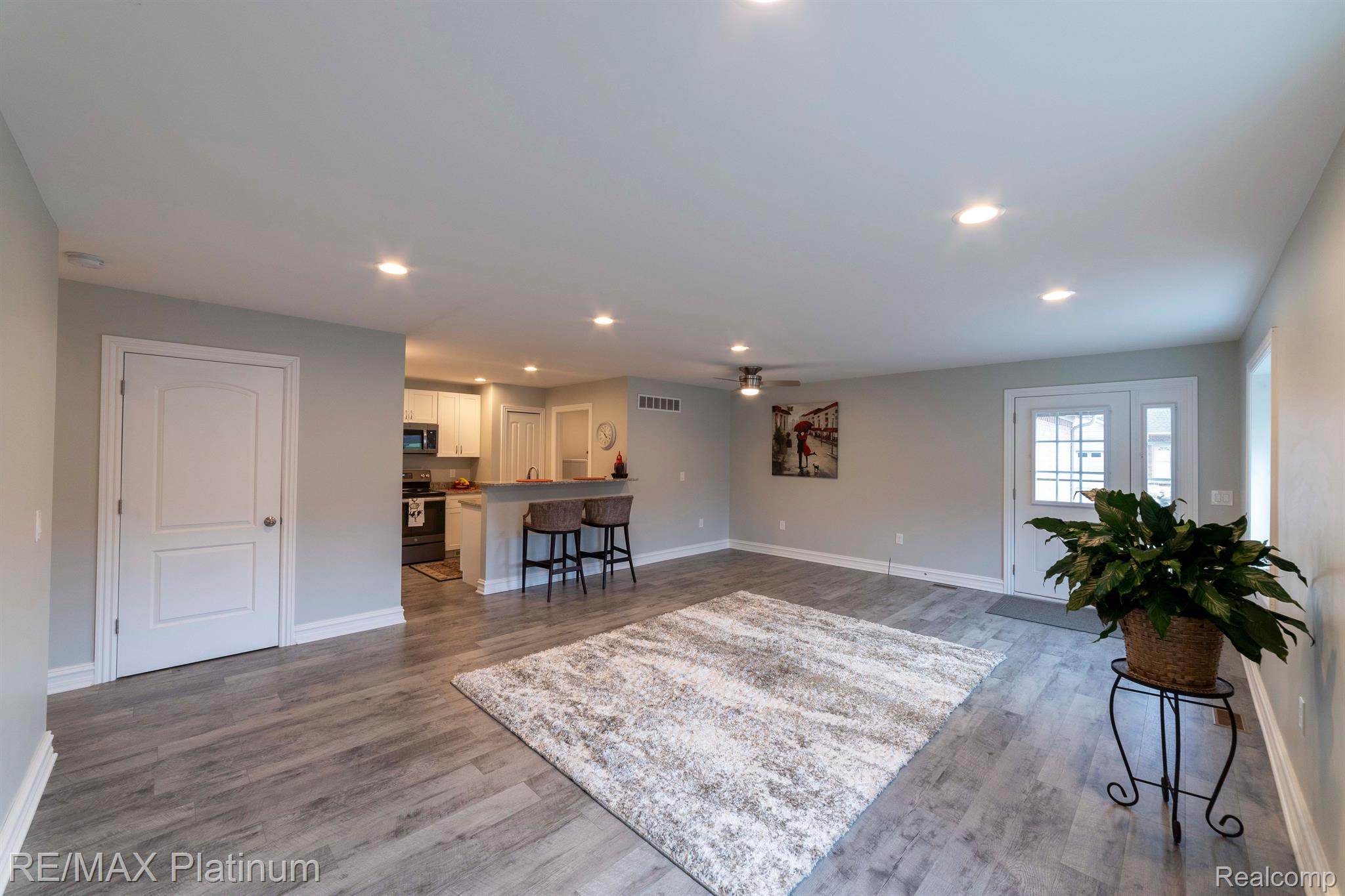 810 Chelsea Ridge Court, Unit 21 Howell, MI 48843 - Photo 6 of 43 Living room peeking into kitchen