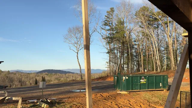 a view of a back yard