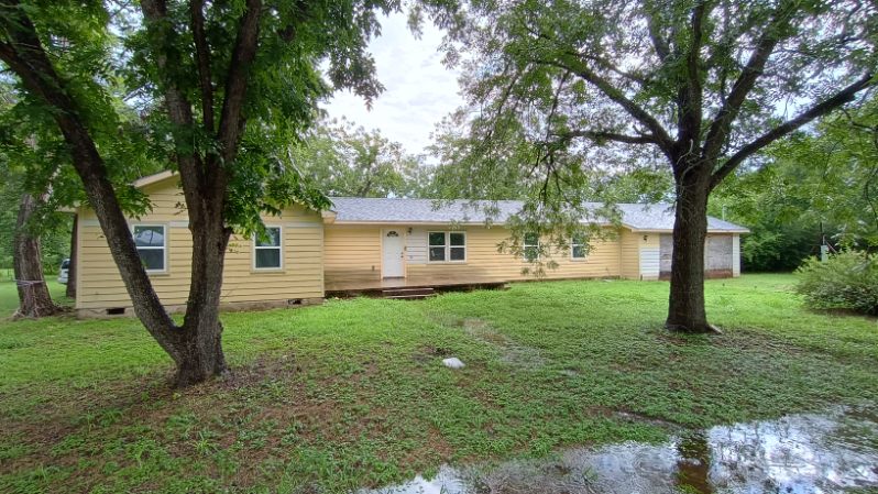 a view of a house with a backyard