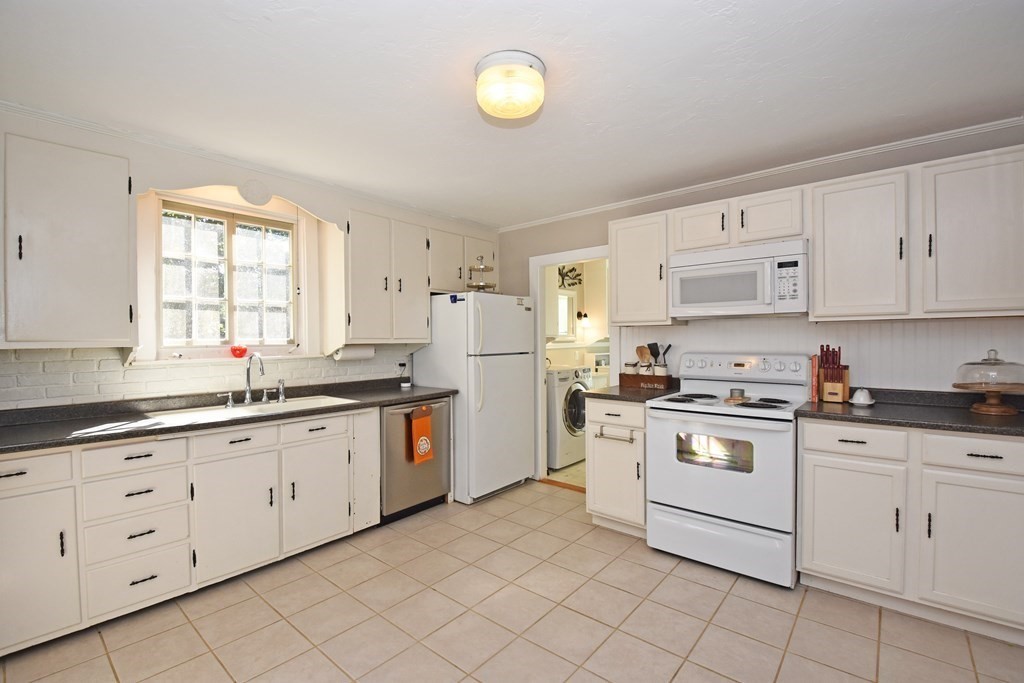 69 Whipple Street Worcester, MA 01607 - Photo 5 of 32 Gallery Image 5