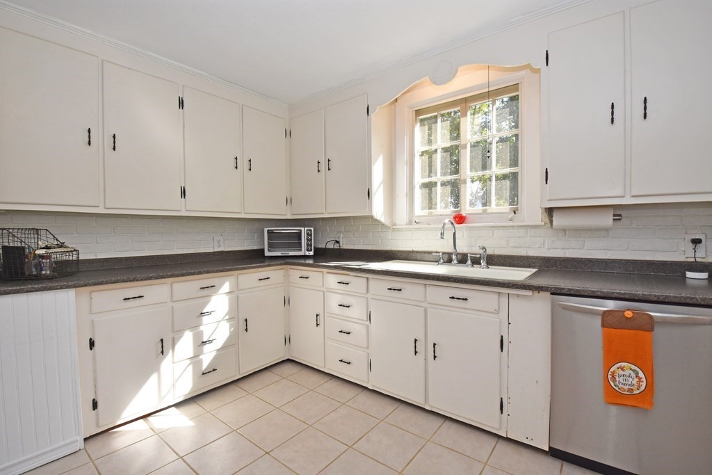 69 Whipple Street Worcester, MA 01607 - Photo 6 of 32 Gallery Image 6