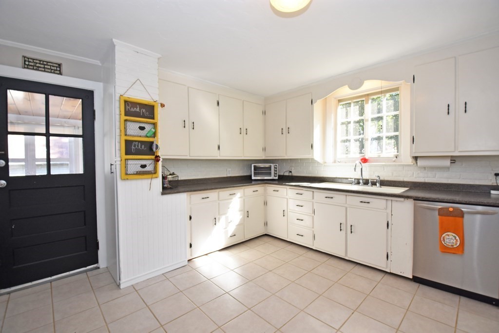 69 Whipple Street Worcester, MA 01607 - Photo 10 of 32 Gallery Image 10