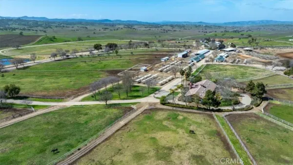 a view of an chairs and fire pit in the middle of a yard
