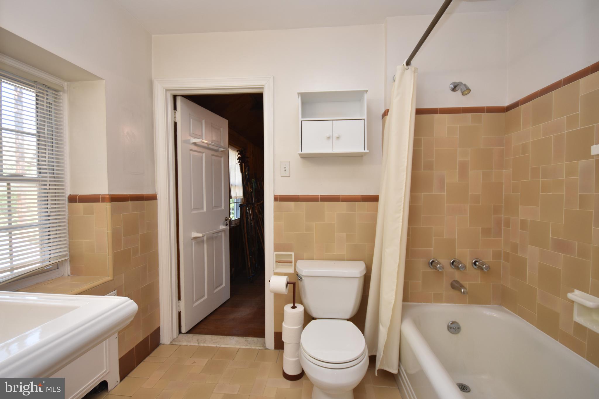 102 Madison Road Lansdowne, PA 19050 - Photo 23 of 41 Jack & Jill Bath