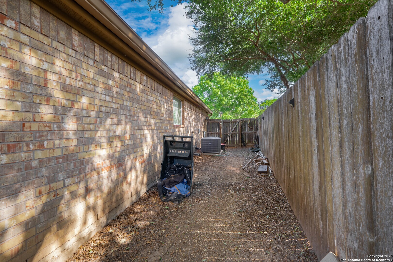 206 Club View West Seguin, TX 78155 - Photo 29 of 36 a backyard of a house with chairs and table