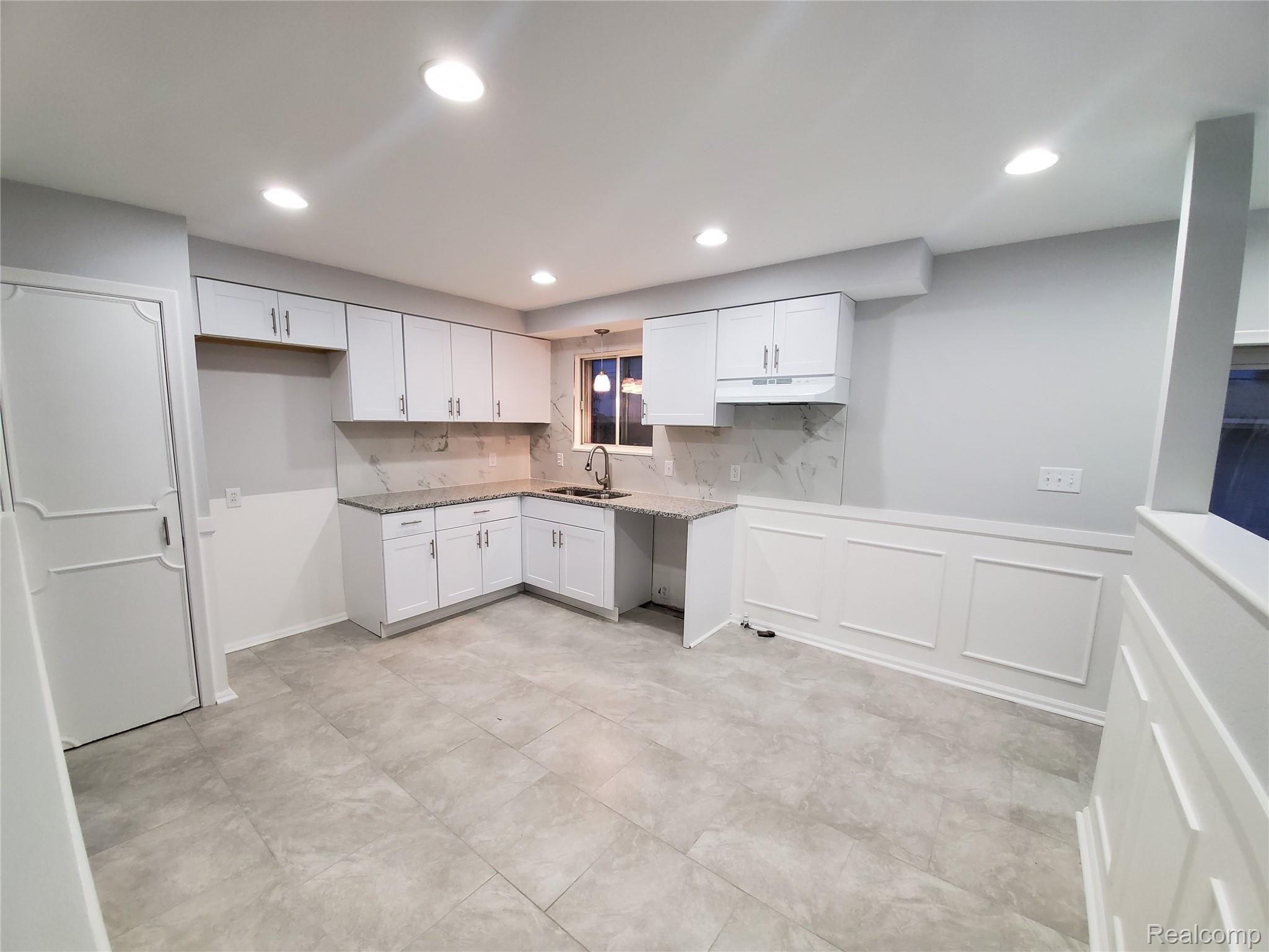 24676 Roxana Avenue Eastpointe, MI 48021 - Photo 3 of 19 20191024_184531.jpg