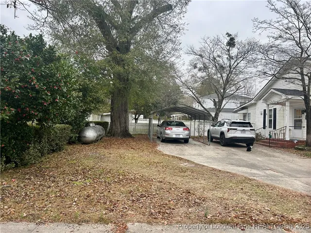 a car parked in front of a white house