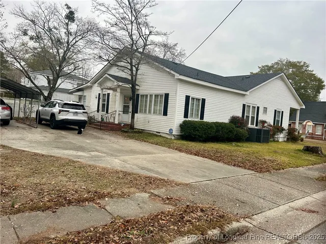 a view of a yard in front of house
