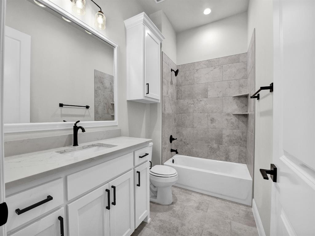 3009 Codigo Drive Weatherford, TX 76088 - Photo 29 of 40 a bathroom with a sink a toilet and a bathtub