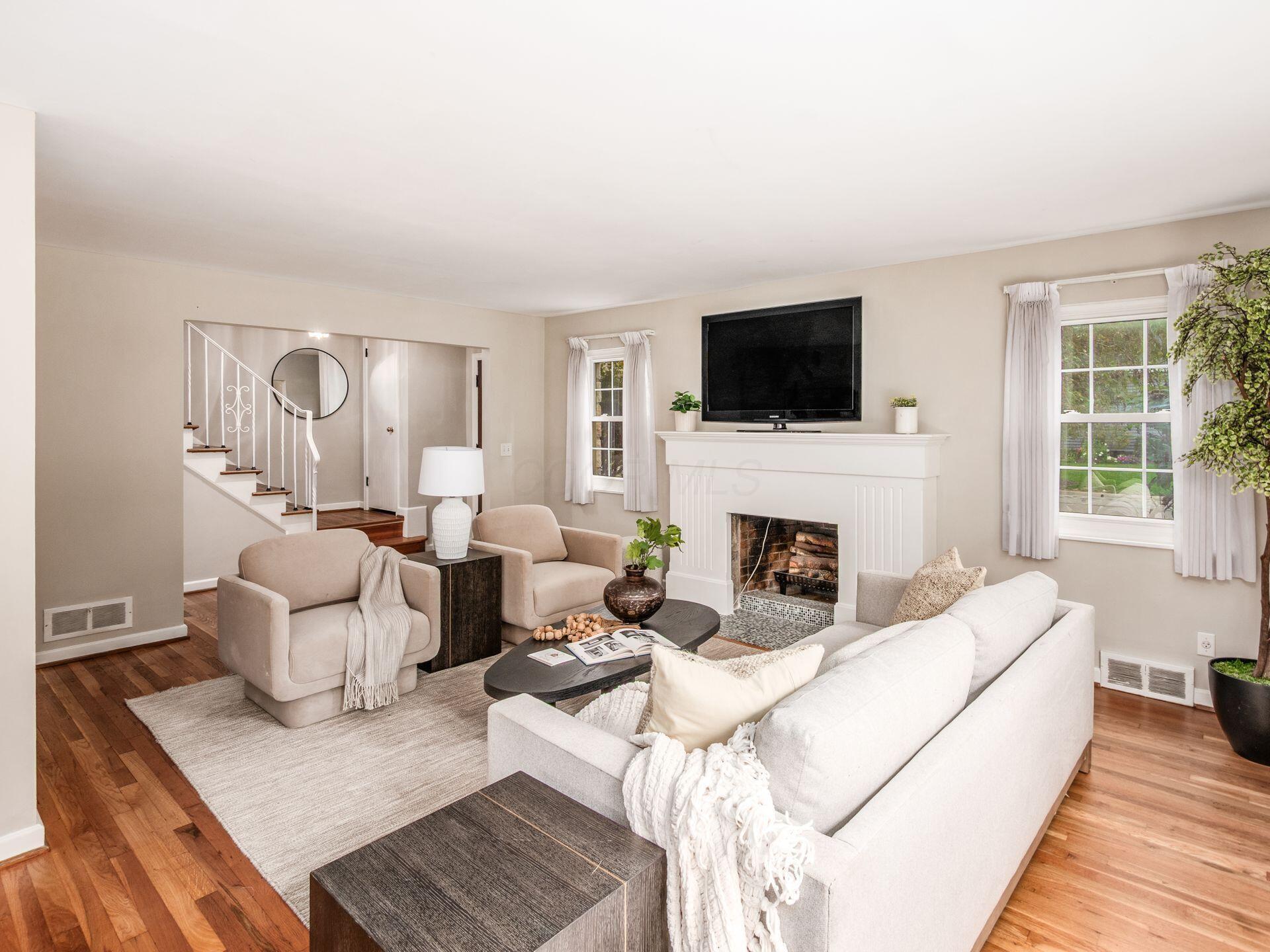 2569 Chester Road Upper Arlington, OH 43221 - Photo 7 of 52 Living Room
