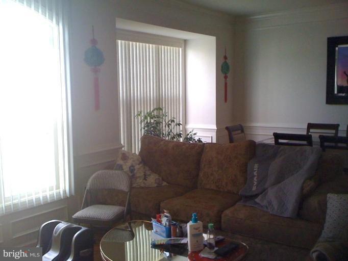 8119 Hard Shale Road Manassas, VA 20111 - Photo 2 of 23 Living Room