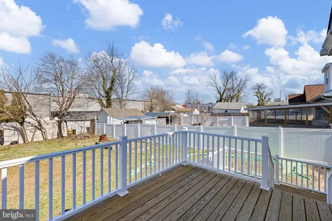 a view of a houses with a back yard