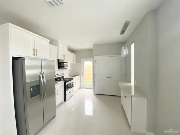 $950 | 208 West Rutherford Avenue, Unit 1, Edinburg, TX 78541