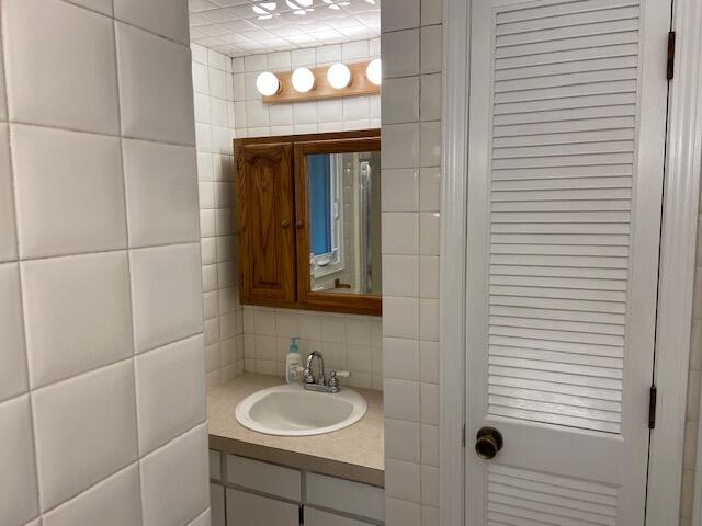 17545 Reitsma Lane Spring Lake, MI 49456 - Photo 14 of 21 Bathroom