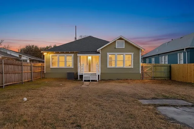 a view of a house with a backyard