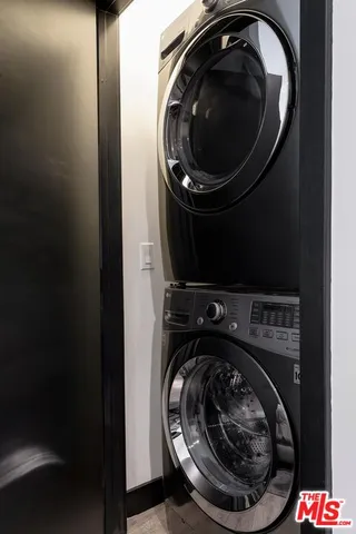 a close up view of a washer and dryer