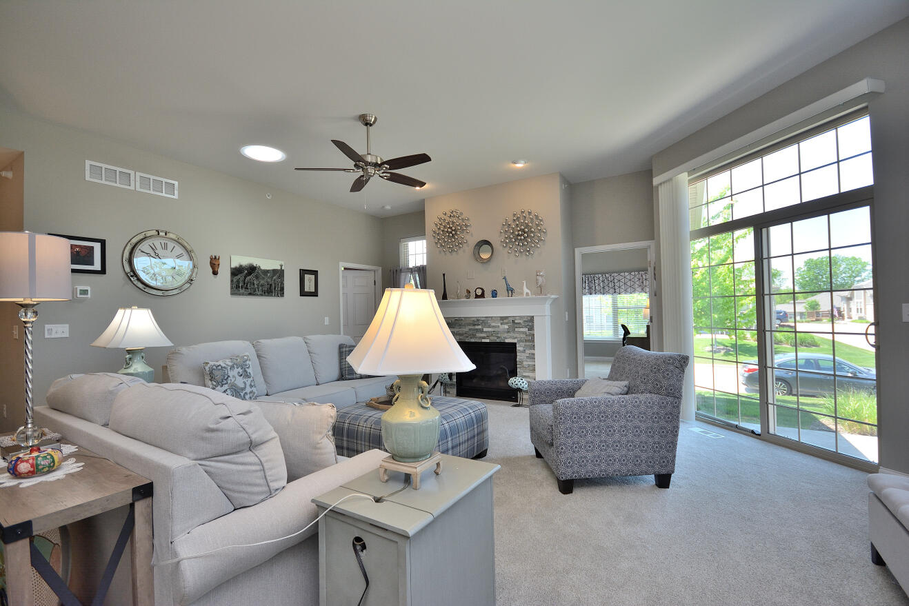 4380 Nighthawk Trail Brookfield, WI 53005 - Photo 5 of 37 Living room