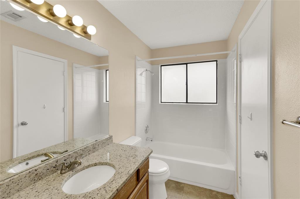 4325 Harvest Hill Road Carrollton, TX 75010 - Photo 16 of 23 shared bath between bedrooms 2 and 3