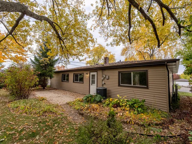 $299,900 | 418 Tanglewood Drive, Streamwood, IL 60107