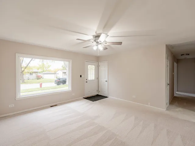 $299,900 | 418 Tanglewood Drive, Streamwood, IL 60107