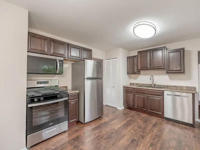 $299,900 | 418 Tanglewood Drive, Streamwood, IL 60107