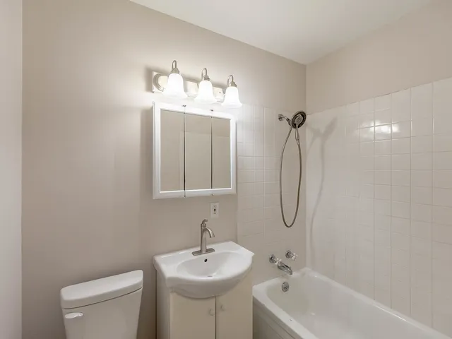 $299,900 | 418 Tanglewood Drive, Streamwood, IL 60107